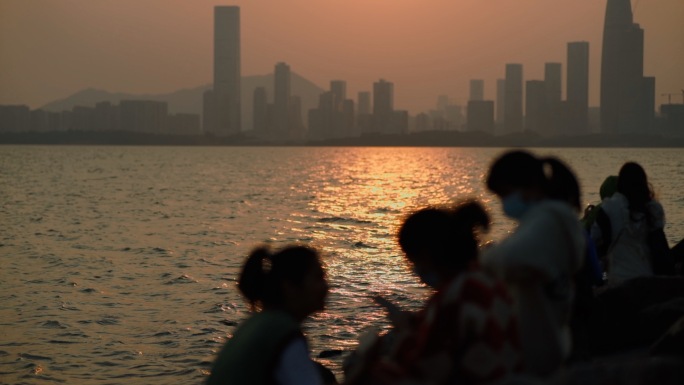 夕阳海边吹风文艺画面