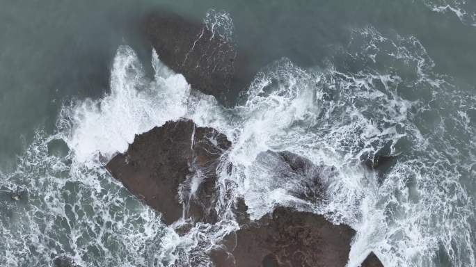 俯拍海浪拍打礁石海水冲击礁石浪花拍打岩石