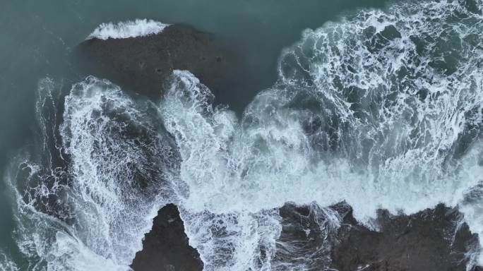 俯拍海浪拍打礁石海水冲击礁石浪花拍打岩石