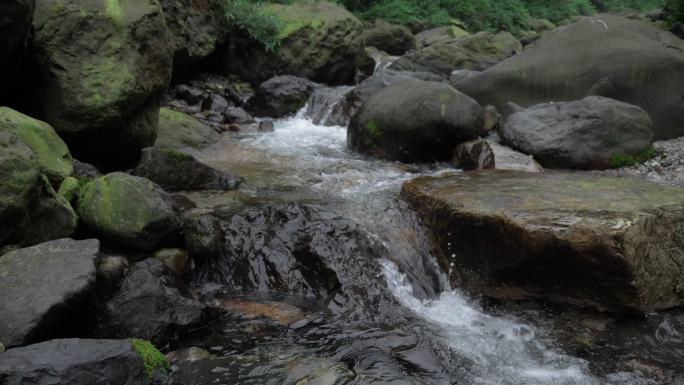 峨眉后山夏日山涧溪流清凉宜人