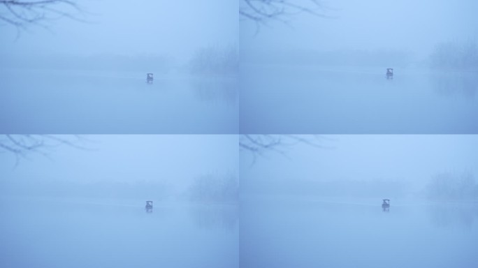 清晨浓雾中行驶的小船