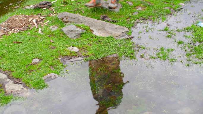 草地 户外 溪流 脚步 踩水 走过 淌水