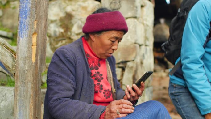 老人用智能手机 老人用手机 手机特写