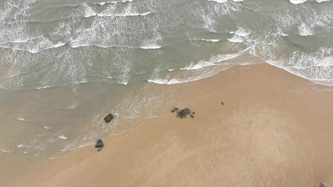 阴天沙滩海水浪花俯拍海边潮汐海水冲刷沙滩