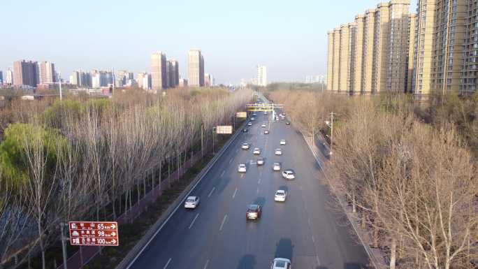 清晨车水马龙的公路上行驶的汽车