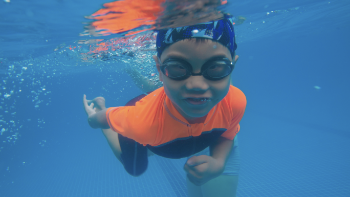 水下摄影小男孩游泳潜水儿童体育运动