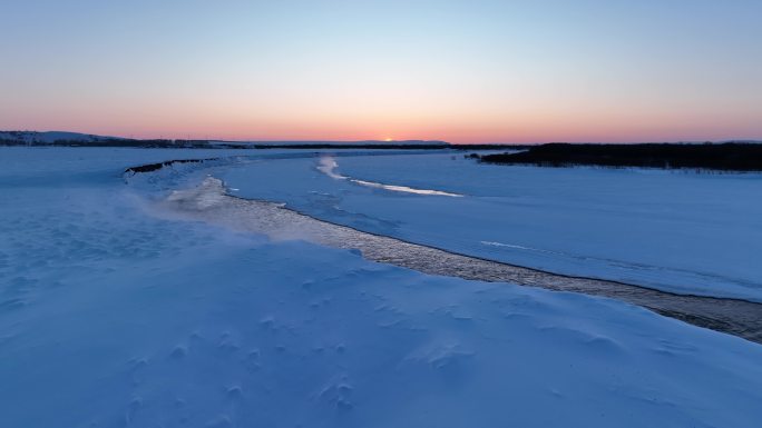 航拍冬季雪原冰河迷雾夕照