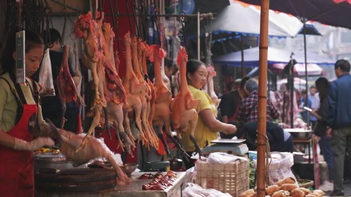 成都露天菜市场热闹拥挤戴口罩的市民选购肉