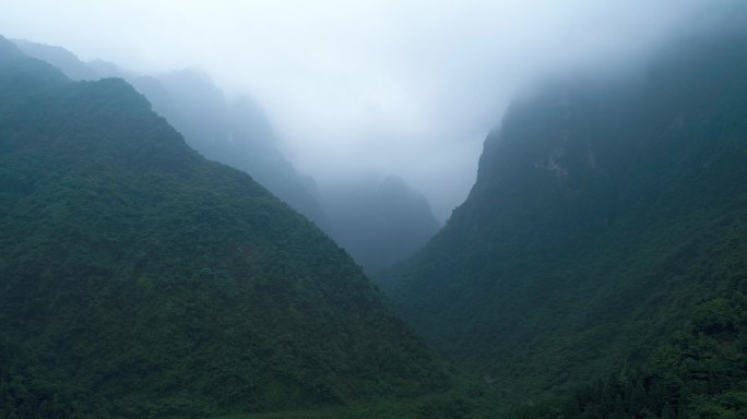 峨眉后山山雨欲来云雾缭绕山谷