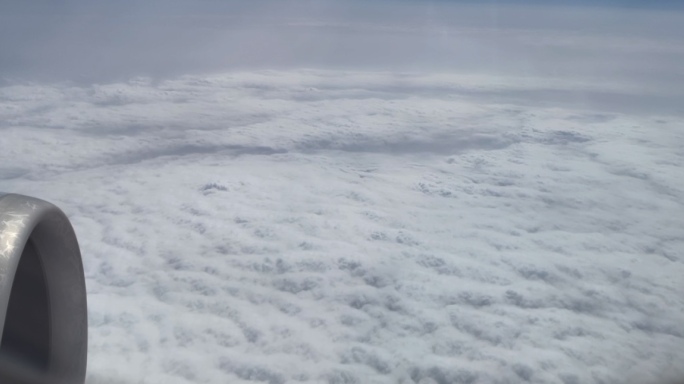 飞机上高空拍摄云的不同变化