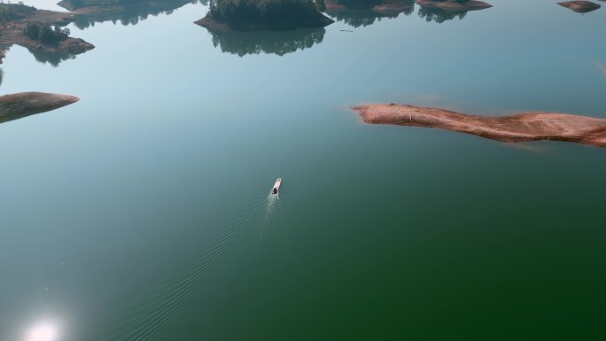 云南旅游风光滇西德宏冬季凯邦亚湖水面竹排