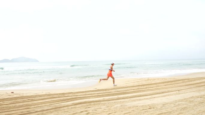 一个人海边沙滩跑步