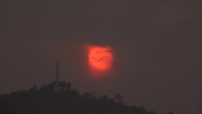 日出印象，实拍天空，阴天日出