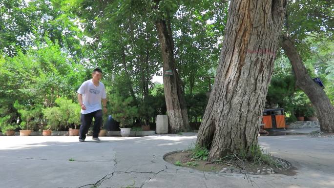 年轻人在公园练习跑酷