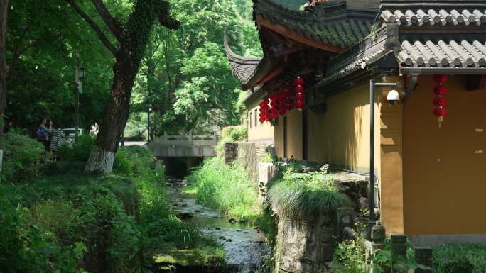 杭州下天竺 寺庙围墙外的小溪
