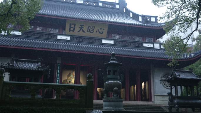 慢动作拍摄下雨天杭州岳王庙大殿