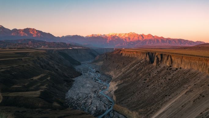 新疆安集海大峡谷悬崖航拍陡峭地貌山脉裂谷