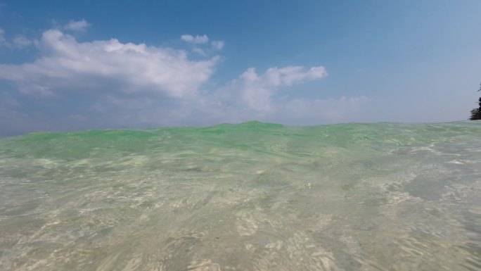 海滩清澈透明的水下摄影