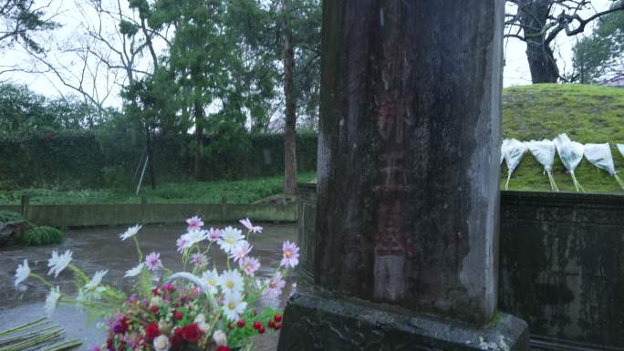 慢动作拍摄下雪天岳王庙坟墓碑前摆着鲜花