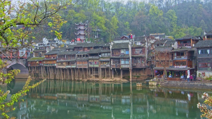 凤凰古城夜景沱江跳岩吊脚楼3710977