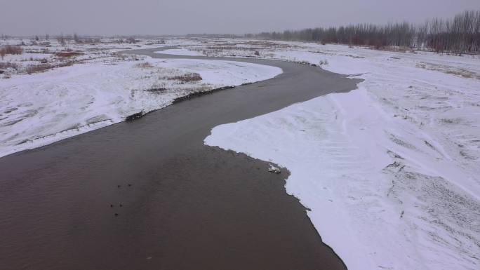 阴雪天航拍农村河流