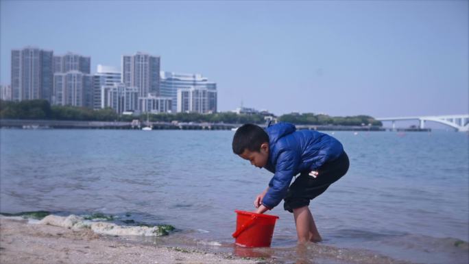 厦门五缘湾海边孩子玩耍