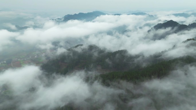 4K航拍云雾缭绕的乡村大山