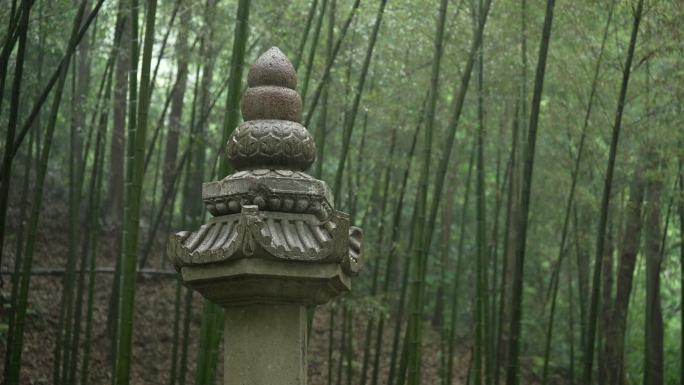 杭州虎跑下雨天绿色竹林里的石塔