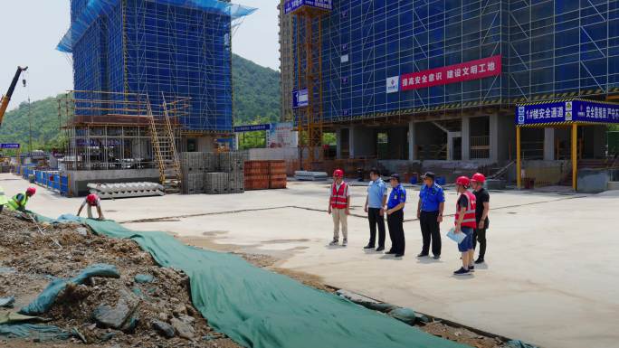 执法人员检查施工单位