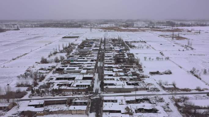 阴雪天航拍田野村庄