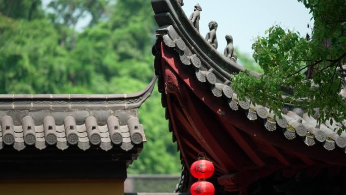 杭州下天竺夏天寺庙飞檐前树叶灯笼随风飘动