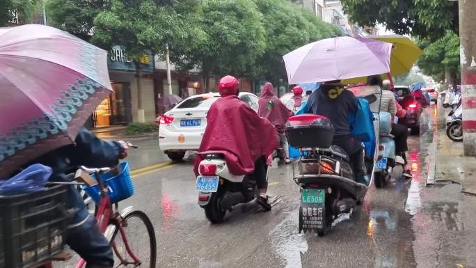 雨天赶路雨天的人们下大雨 雨天的街道雨水