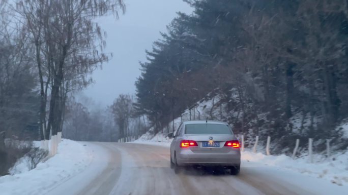 雨雪天山路行驶汽车