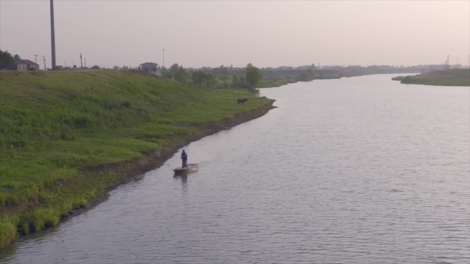 夕阳下波光粼粼河边金色阳光空境C028