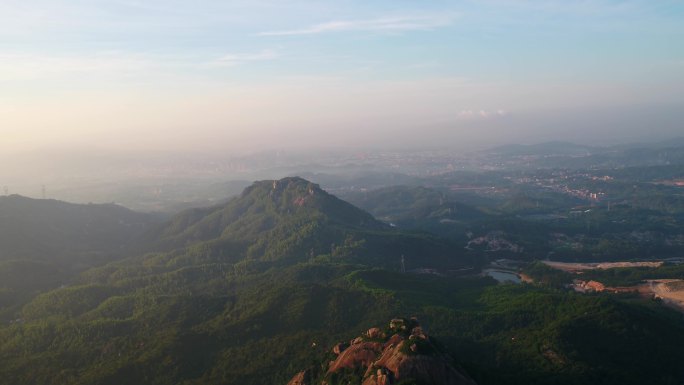 航拍云雾缭绕的大山