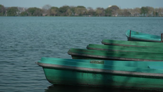 杭州西湖上停着的小船