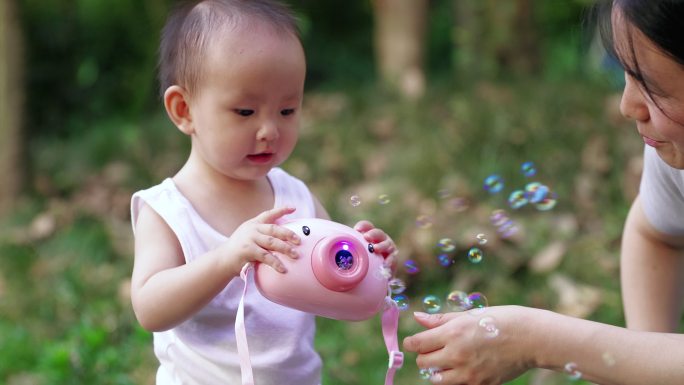 蹒跚学步小婴儿和妈妈户外玩耍泡泡快乐童年