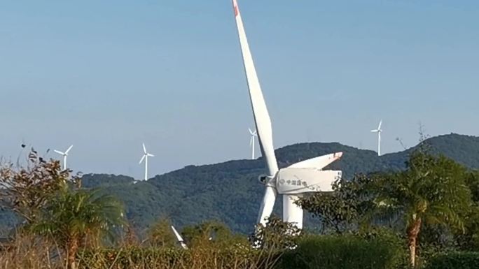 海陵岛风电大风车转动特写