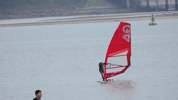 广西防城港西湾城市沙滩大海上的帆板训练