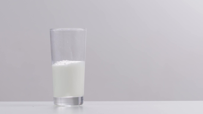 玻璃杯倒牛奶高清实拍素材