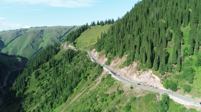 新疆独库公路航拍自驾游汽车山谷盘旋