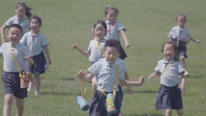 【4K】孩子们开心的奔跑素材