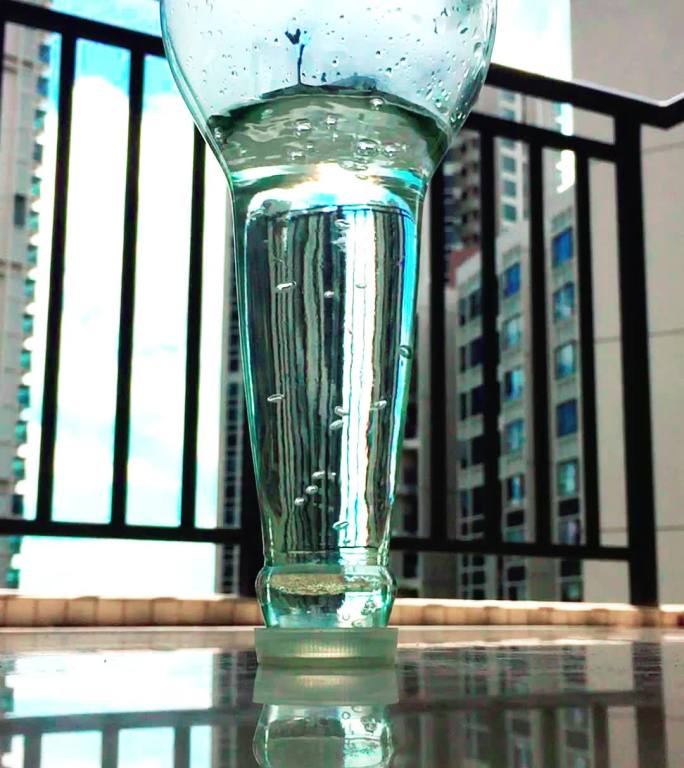 玻璃瓶水泡上升