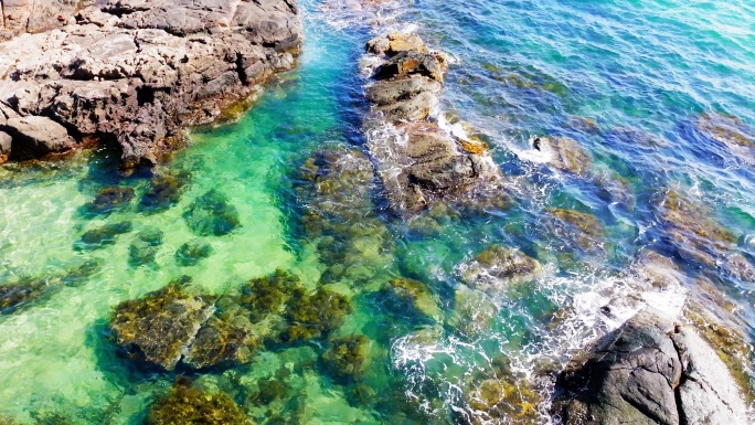 大海海边礁石浪花