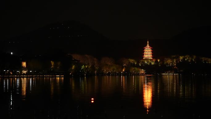 夜晚西湖边雷峰塔夜景