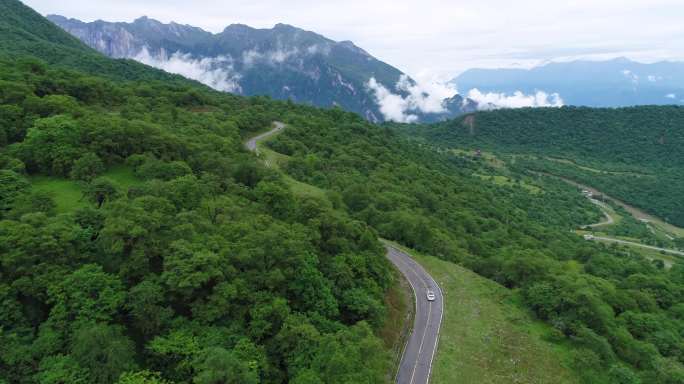 夏日九顶山航拍山路盘旋弯曲