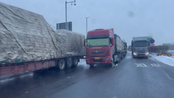 雨雪天气高速货车大堵车