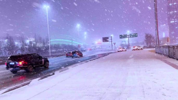 下大雪的街道