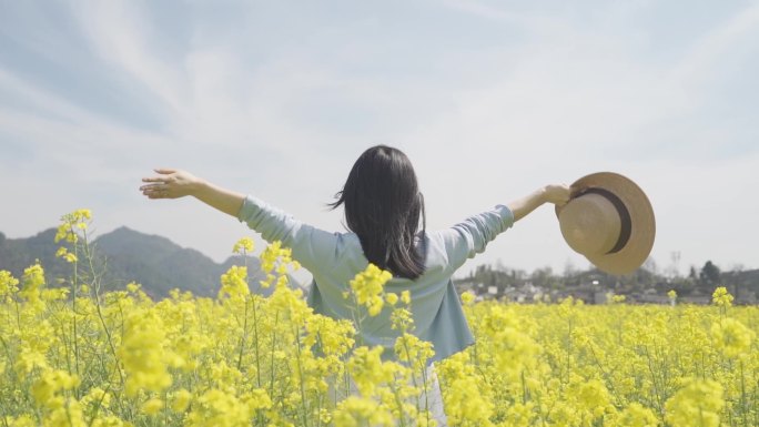 唯美文艺清新女生背影油菜花地田间挥手浪漫