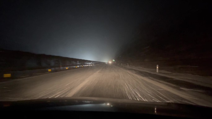 大雪天气高速路行驶